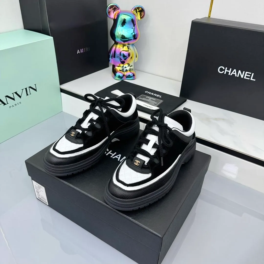 👟👟Ex-factory price 600👟👟 CHANEL 25C early autumn vacation style new casual shoes. A pair of comfortable shoes can reduce the fatigue on your feet. The new style is very versatile, whether it is daily wear or a sister party. It can be easily used for commuting in the workplace, outdoor sports and various occasions. It can increase the height, straighten the legs, modify the shape of the feet, is comfortable and comfortable without rubbing the feet, and has good breathability. It can also be worn in summer. Office workers can also easily own it when wearing it. The fabric is pebbled cowhide + plaid pad to show off sheepskin. The original open-molded rubber foam outsole! size: 35-40 (41 customized, non-refundable and non-exchangeable) 👉